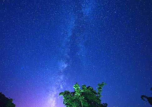 El cielo estrellado sobre el punto escénico de la Cascada de Jiulong