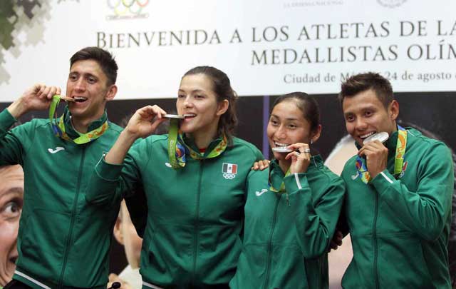 Arriban medallistas olímpicos al son del mariachi
