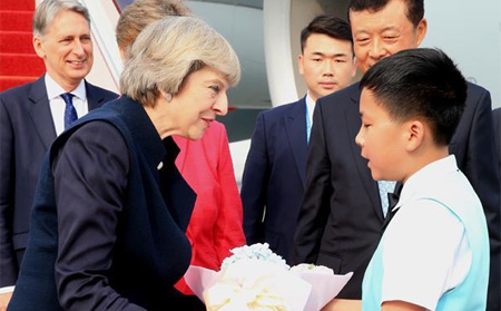 Primera ministra británica llega China para su estreno en una cumbre internacional