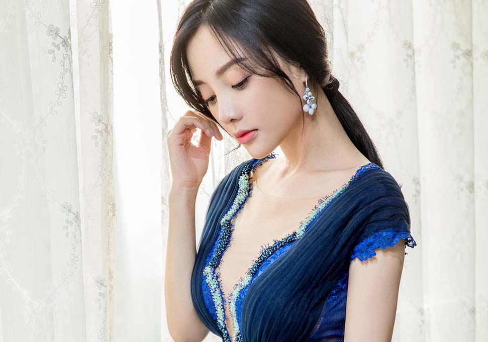 Actriz Li Xiaolu posa con vestido de gala