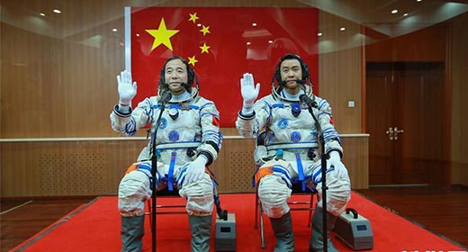 Astronautas Jing Haipeng y Chen Dong llevan a cabo la misión de Shenzhou-11