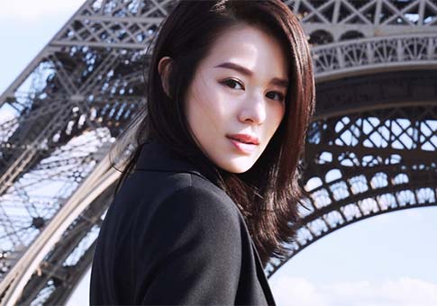 Actriz Myolie Wu posa en París
