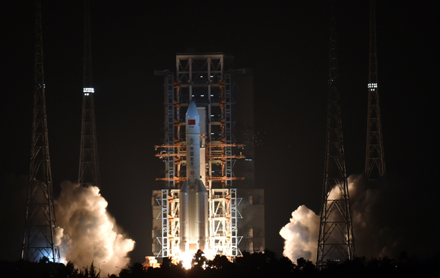 China lanza con éxito el cohete portador de nueva generación “Gran Marcha 5”