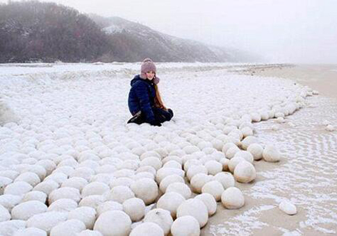 Bolas de nieve en una playa rusa