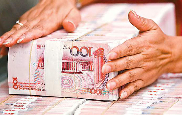 El yuan se debilita frente al fortalecimiento del dólar