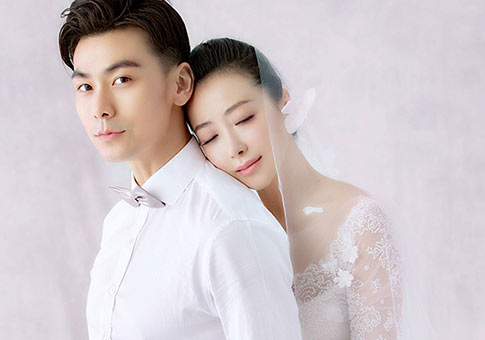 Fotos de Chen Zihan y su esposo con vestidos de boda