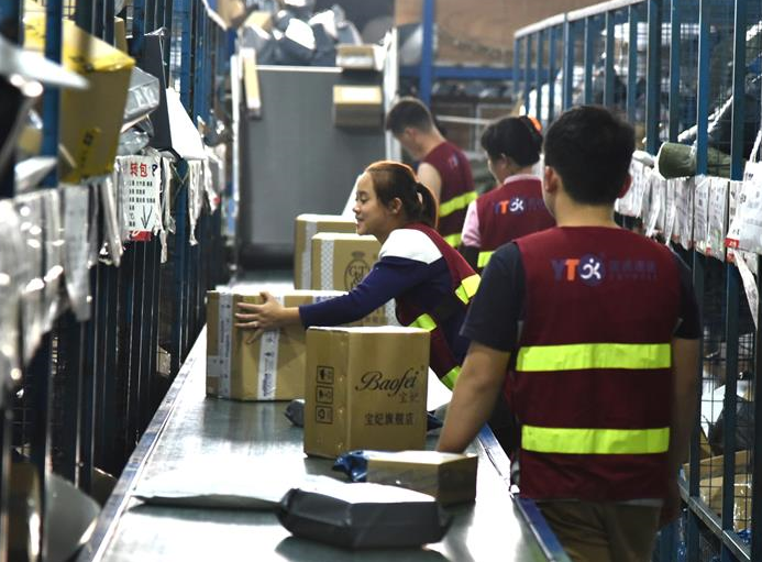 Mensajeros chinos entregan 251 millones de paquetes en Día de los Solteros