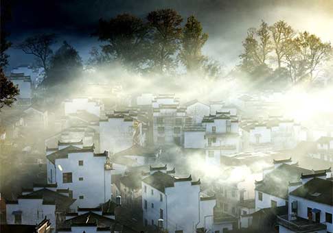 Amanecer bajo la niebla en la villa de Shicheng