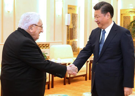 Xi Jinping se reúne con Henry Kissinger, analizan relaciones China-EEUU