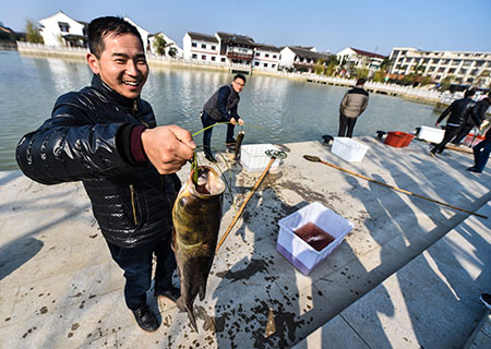 Zhejiang: Personas participan en evento para celebrar próximo año nuevo en la villa Yuncun