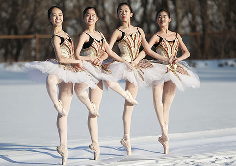 Danza de ballet sobre terreno cubierto de nieve en Expo Jardín de Shenyang