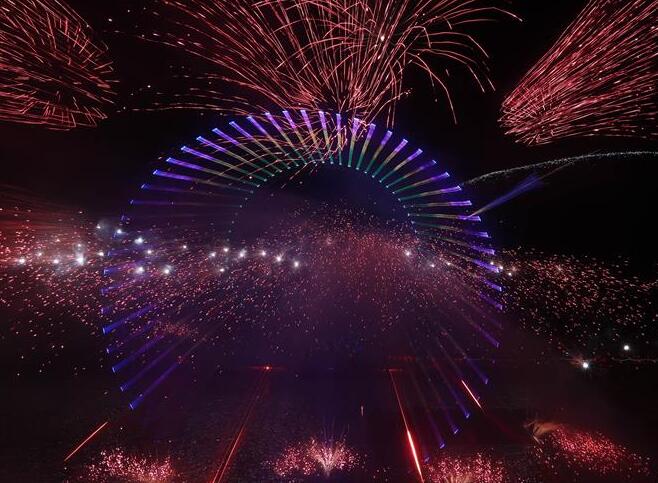 Fuegos artificiales sobre el London Eye durante las celebraciones de Año Nuevo en Londres