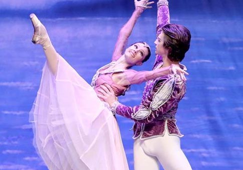 Bailarines rusos interpretan el ballet "El Lago de los Cisnes" en Beijing