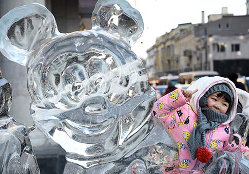 Turistas se divierten en Harbin en vacaciones del Festival de la Primavera