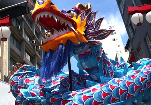 Danza del dragón durante las celebraciones del Año Nuevo chino en Brasil