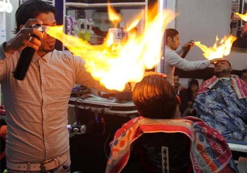 Peluquero palestino utiliza fuego para el alisado del cabello