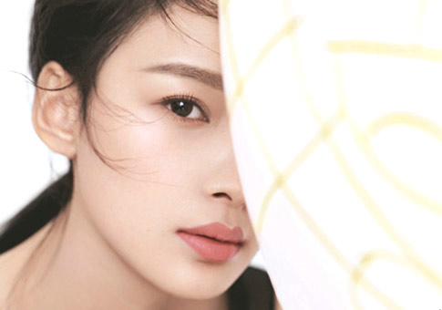 Actriz Sun Yi posa para Harper's Bazaar