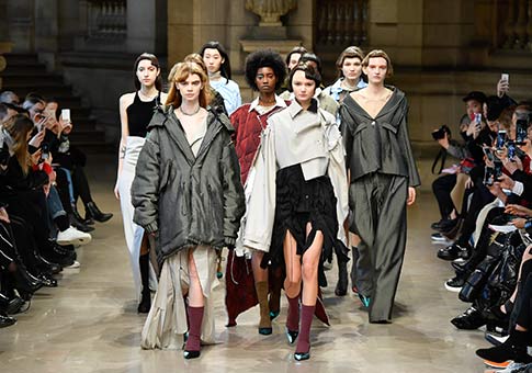 Francia: Semana de la moda Lista-Para-Usarse Otoño/Invierno 2017 en París
