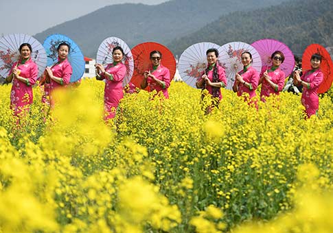 Jiangxi: Muestra de Qipao en un campo de flores de col en Nanchang
