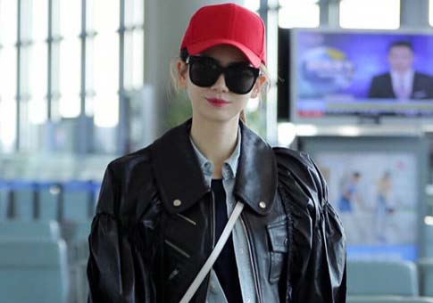 Fotos de actriz Qi Wei en aeropuerto