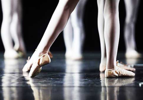 Clase del maestro de ballet Guiseppe Picone en Singapur