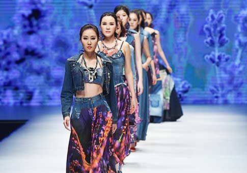 Creaciones del diseñador chino Chen Wen durante Semana de Moda de Shishi