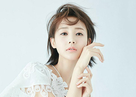 Actriz Li Yitong posa para revista