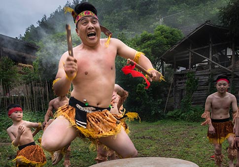 Danza única "roulianxiang" del grupo ético Tujia