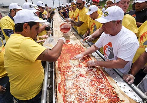 Rompe récord la pizza que tiene una longitud de 2.13km