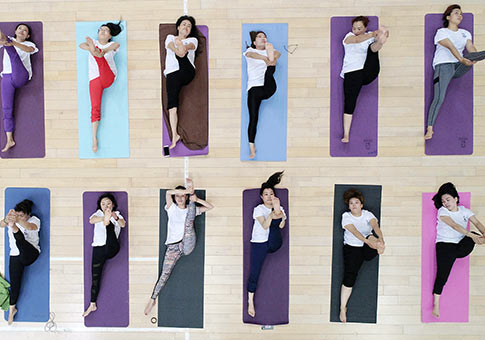 Aficionados practican yoga con motivo del Día Internacional del Yoga