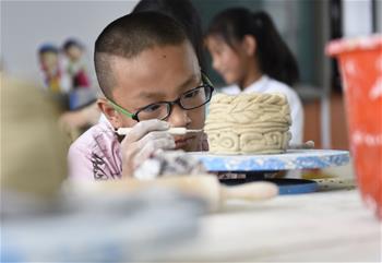 Mongolia Interior: Estudiantes aprenden a elaborar porcelana