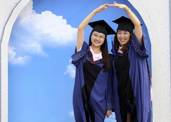 Graduadas posan en la Universidad Normal de Bijing