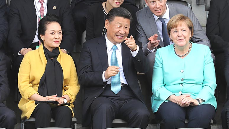 Xi y Merkel asisten a partido de fútbol amistoso de equipos juveniles chino y alemán