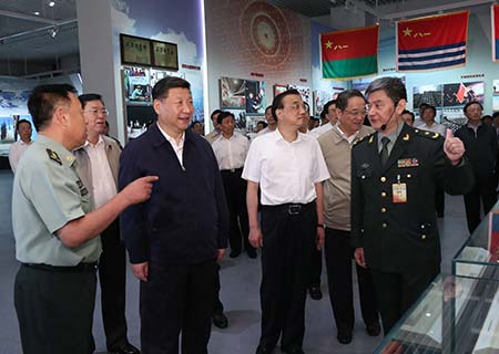 Principales dirigentes chinos visitan exposición militar