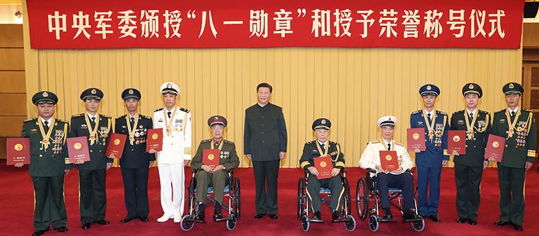 Xi Jinping honra a oficiales y unidades militares en vísperas de Día del Ejército