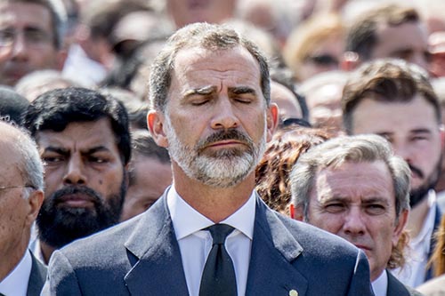 Miles de personas se reúnen en Barcelona como una muestra de desafío al terrorismo