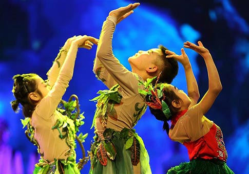 Bailarines ensayan para recibir Día Nacional y Festival de Medio Otoño