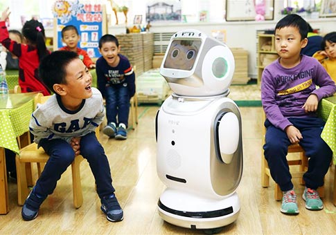 Niños juegan con un robot en jardín de niños en Tianjin