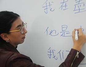Aprendizaje de mandarín envuelve a profesora mexicana en cultura china