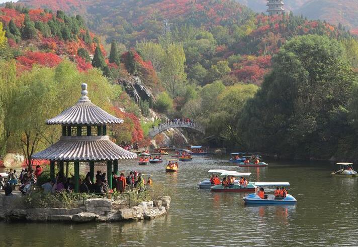 Turistas visitan el punto escénico de Hongyegu