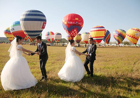 Parejas de recién casados vuelan en globos aerostáticos