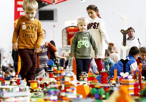 Personas juegan con bloques de Lego en convención de bloques de Lego en Bruselas
