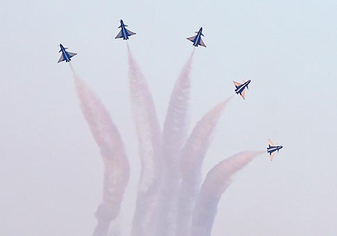 Aviones de combate J-10 participan en Espectáculo Aéreo de Dubai 2017