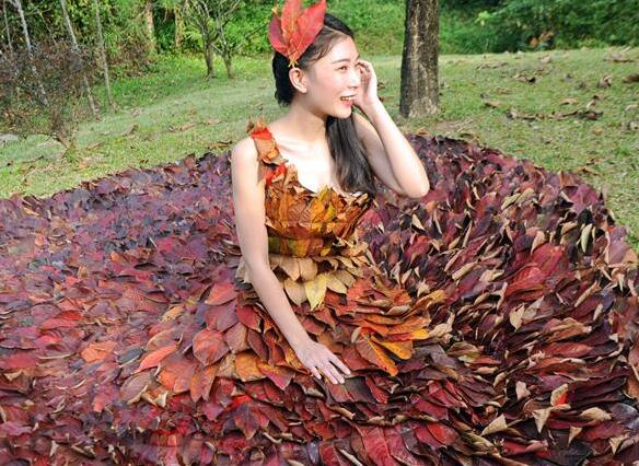 Un vestido hecho con hojas para promover la protección ambiental
