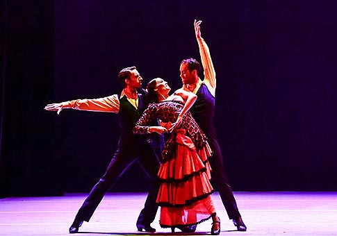 Flamenco español "Carmen" presentado en teatro del centro de arte de Henan