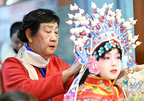 Profesora retirada abre clase de Ópera de Pekín para jóvenes