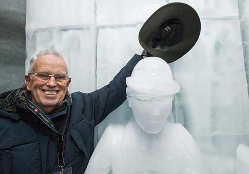 Ceremonia de develación de escultura de hielo de Chaplin en Suiza
