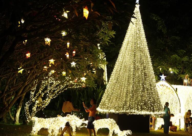 Las decoraciones de luces de Navidad en Yangón