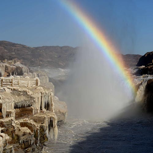 Shanxi: Arcoíris sobre cascada Hukou en Río Amarillo en Jixian