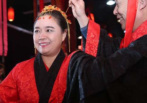 Parejas de China participan en boda tradicional en Shijiazhuang